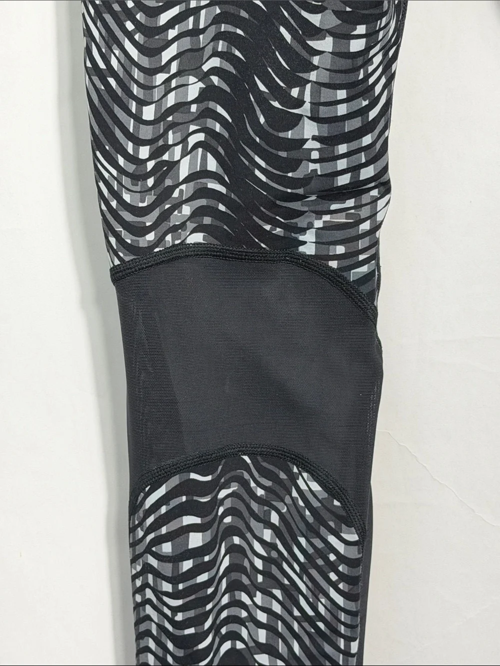 Nike Dri-FIT XL Black Grey Wave Pattern Leggings Monochrome Athletic‎ Yoga XL